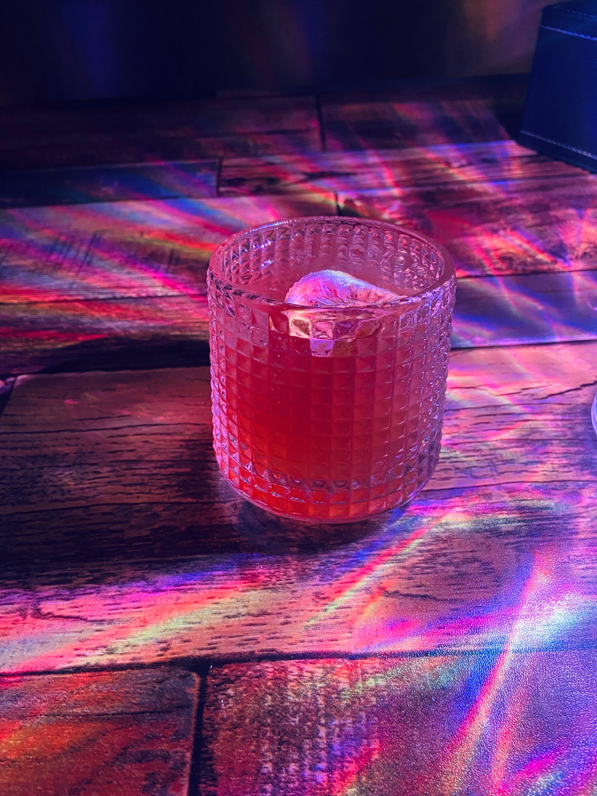 公司团建聚餐选在了简醺酒吧,这里的环境非常不错,有足够的空间让我们