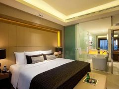 -上海滴水湖皇冠假日酒店