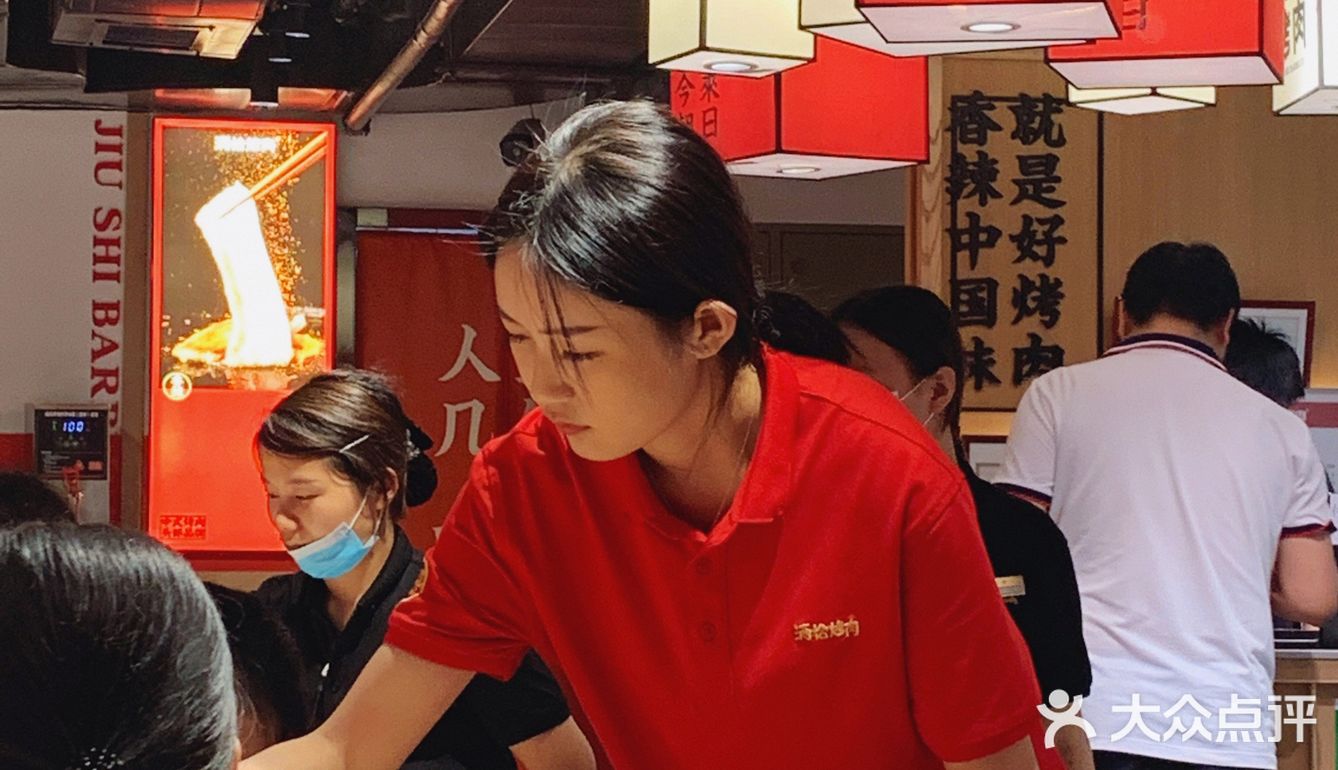 帮忙烤肉的店员也太漂亮了吧💓