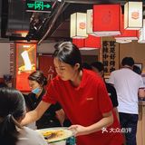 帮忙烤肉的店员也太漂亮了吧💓