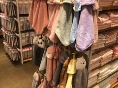 -名创优品(北京新中关购物中心地铁层店)