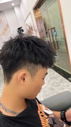 点击看大图 -V8潮牌·接发烫染连锁