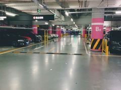 -白玉兰广场停车场