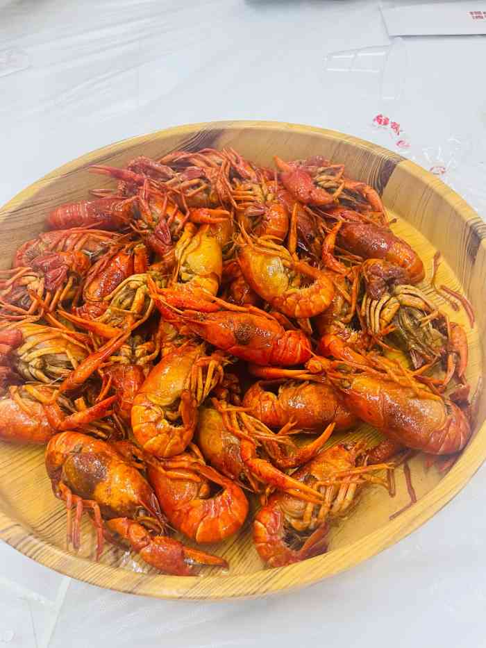 食材节一结束我们一行六个人就打车来吃波锅卤虾大概六点到的门口大概