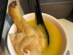 浓厚原只鸡煲花胶汤-鲜入围煮花胶鸡海鲜火锅