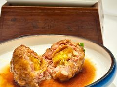 鸭蛋黄狮子头-梅飞酒家(名辉豪庭店)