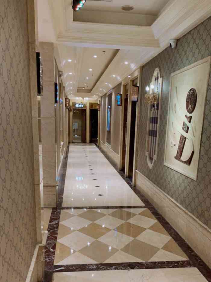 亮歌量贩式ktv(吴中路店)-"曲库挺老的 音效不太好 房间有烟味 优点.