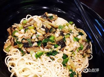 我们南京人,有一部分人,喜欢一大早吃面,而且喜欢吃干