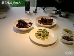 冷盆：酱汁小排+熏鱼+荠菜豆腐卷-老洋房花园饭店(绍兴路店)
