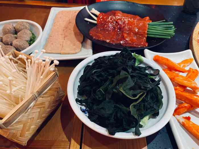 首先位置在建阳万达广场三楼装修很别致,复古风,里面还有很多小包间