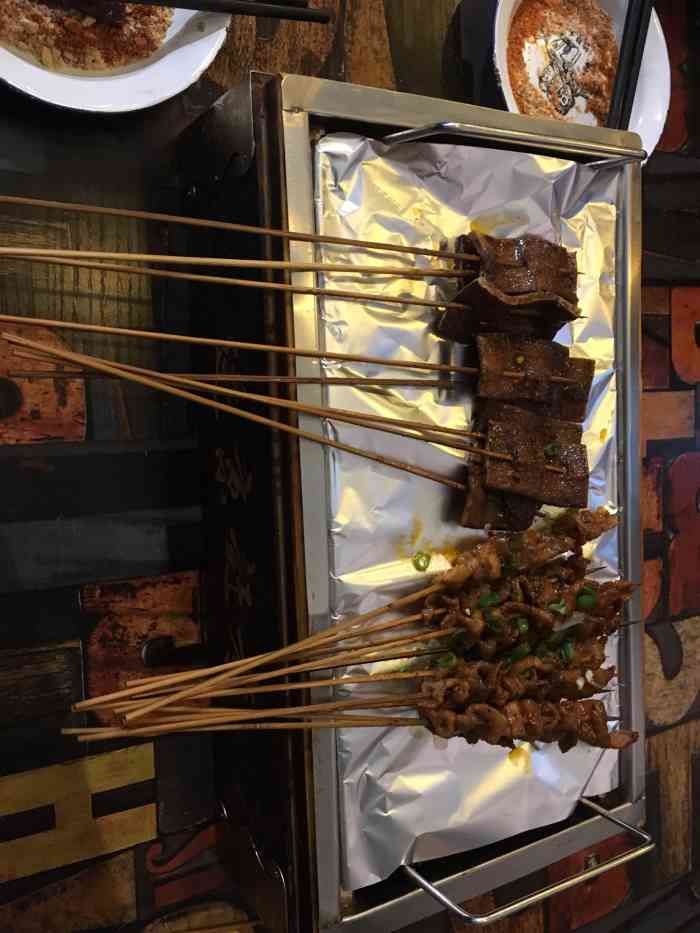 进京赶烤把把烧-"1,店面不大,环境和服务都还可以. 2,.