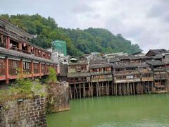 环境-临江餐馆二楼美食部落
