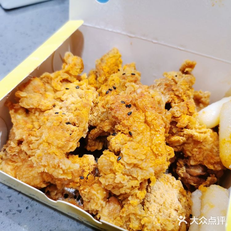 看着脏兮兮的外卖厨房店，炸鸡味儿到是不错哈