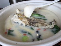 泉水鱼头-泉畔人家·老济南经典鲁菜(大明湖店)