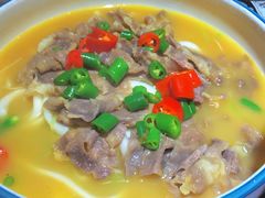 酸汤肥牛-渝胖子老城区炭火蛙锅(临城店)