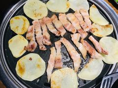 厚切五花肉-·缸桶屋·韩式牛肋条自助烤肉(西湖D11店)