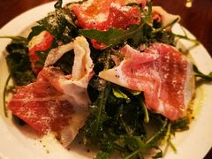 芝麻菜沙拉配风干火腿-羽深肉铺 Steak & Wine