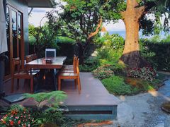 -Chom Cafe and Restaurant