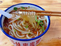 金牌杂酱酸辣粉-胖胖板凳面