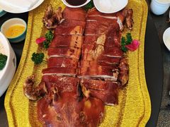 塑料盘烤乳猪-万柳阁小馆·花园餐厅(龙潭湖店)