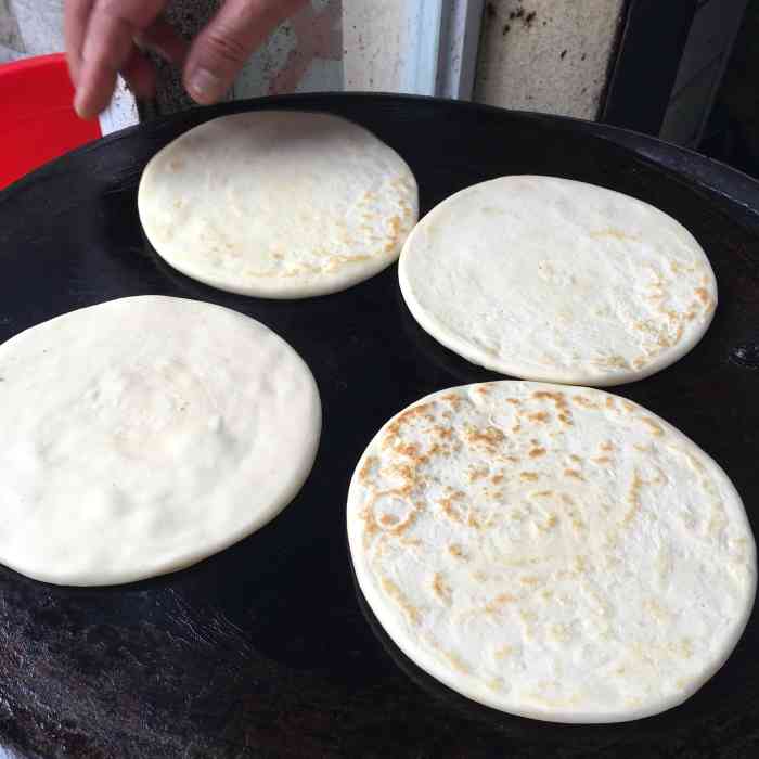 最喜欢有咬头的白面锅盔,闻闻很香