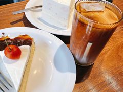 Flat&nbsp;white-black rainbow coffee
