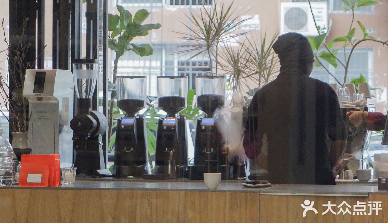 深圳新店｜酷黑工业风和可爱的螃蟹logo