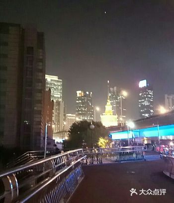 当年来上海想看尽的繁华,梦里无数次出现的霓虹