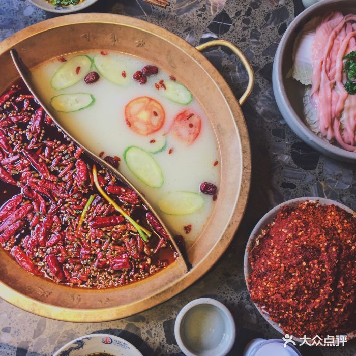 小龙坎老火锅(五一店)红白鸳鸯锅图片