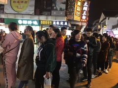 排队买烤猪蹄的人-王裕興肉莊(南禅寺店)