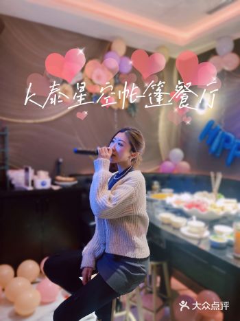 在超美星空玻璃帐篷吃着火锅唱着歌