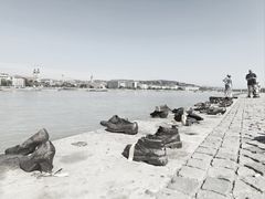 -多瑙河畔鞋履雕塑