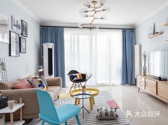 门口旁边的一张长凳、白色鞋柜、墙上的挂钩，满足日常需