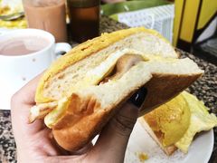 菠萝芝士猪扒蛋包-新鸿发咖啡美食