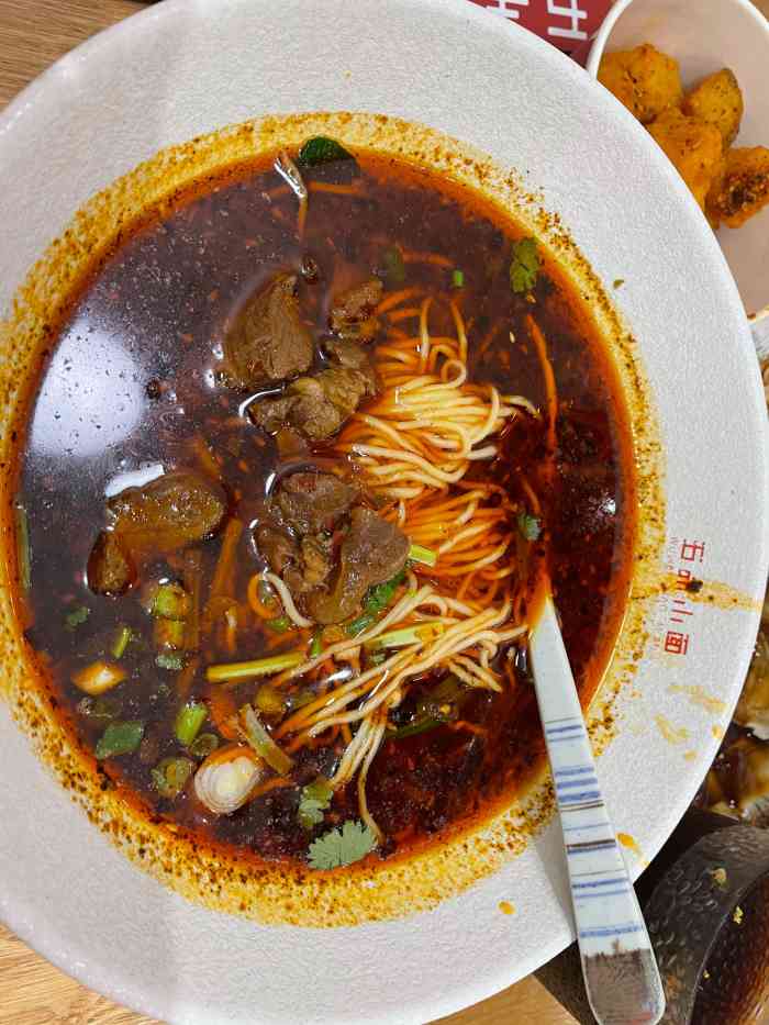 五味小面(华师店)-"这家五味小面馆所在的大厦最近正在进行外墙.