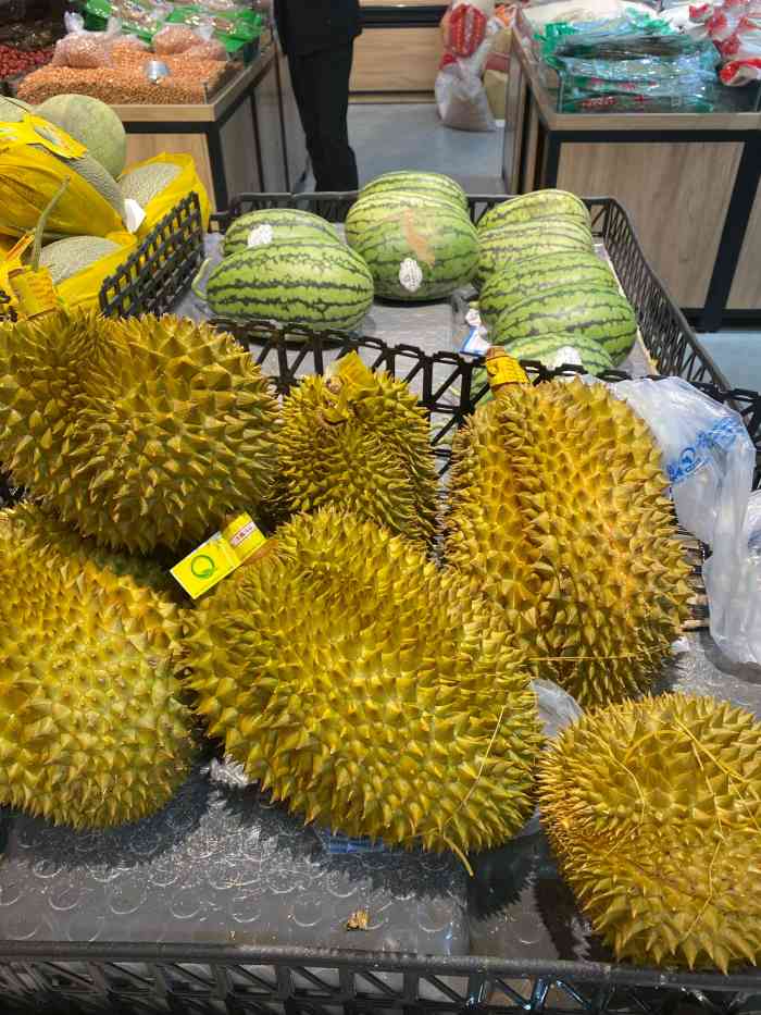 百品尚购物中心(康庄店)-"经常到这家超市购物.总体还可以,货品也丰.