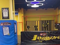 -爱蹦iBOON蹦床运动馆(江汉店)