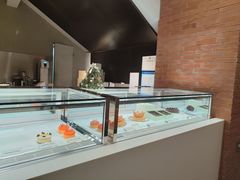 面包甜点陈列柜-潮一不贰·法式甜品·生日蛋糕·西式简餐(外滩店)