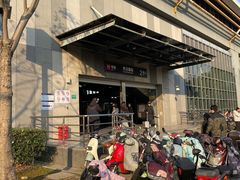 -秀沿路地铁站停车场