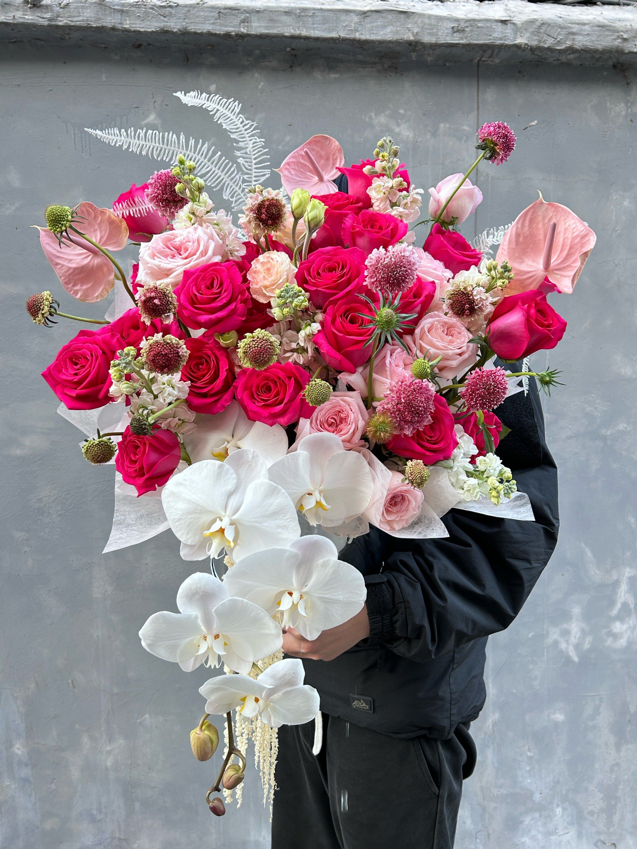 握着幸福的鲜花抱抱桶