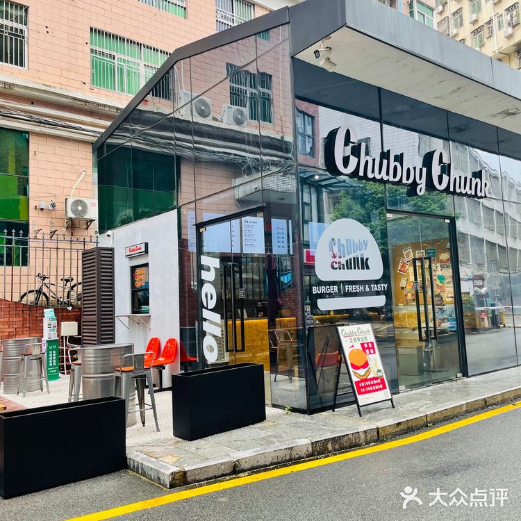 无意间经过一家汉堡店🍔味道不错，环境也可以