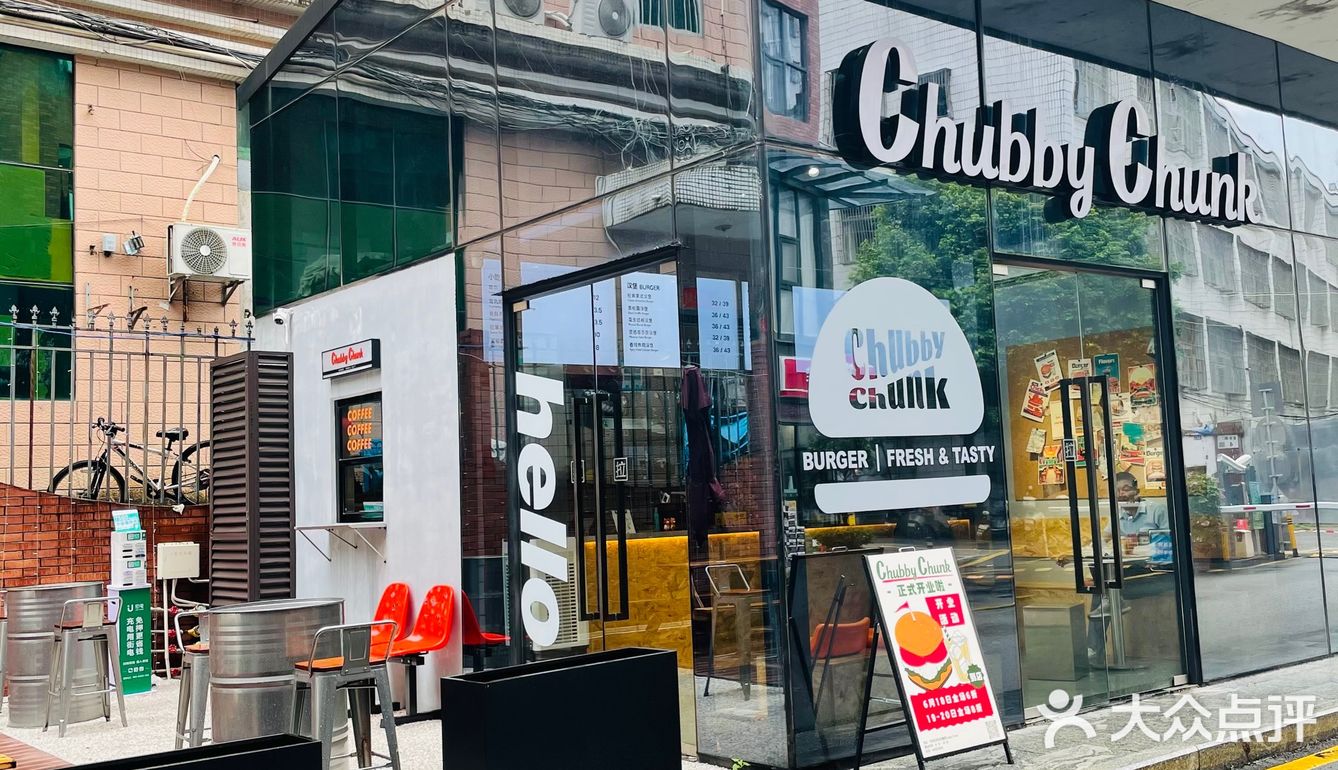 无意间经过一家汉堡店🍔味道不错，环境也可以