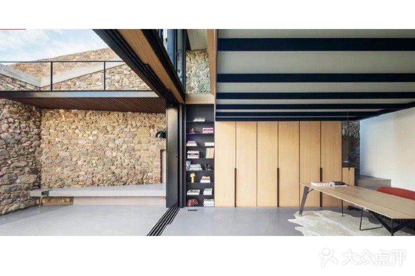 有年代感的下沉式石屋翻新极简设计