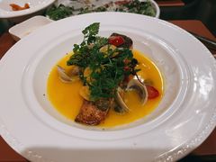 盘煎虹尊鱼配蛤蜊汁和橙味胡萝卜-Golden Lily河内巴黎法越料理餐厅(建国西路店)