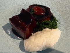 四头鲍鱼红烧肉-屋里厢上海菜馆