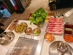 -山野的朋友露营炭火烤肉