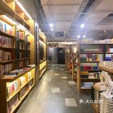 那么,这家新华书店就是大后方— 负责赚钱养家