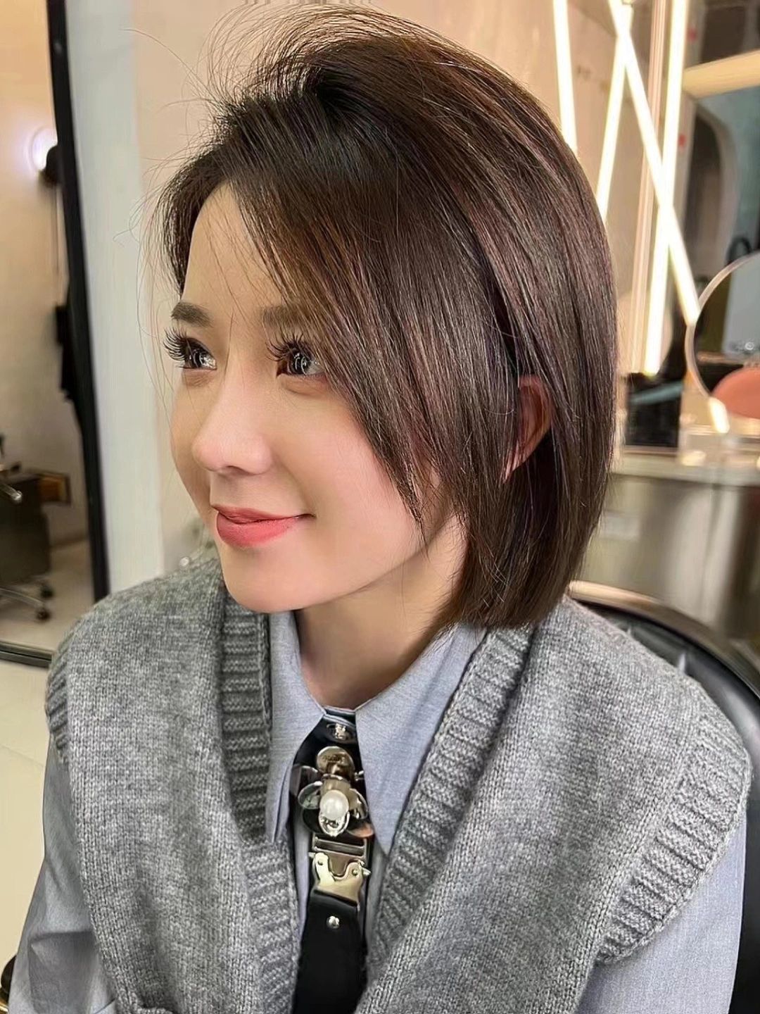 短发蜜茶棕是一种时尚的发型颜色适合各种