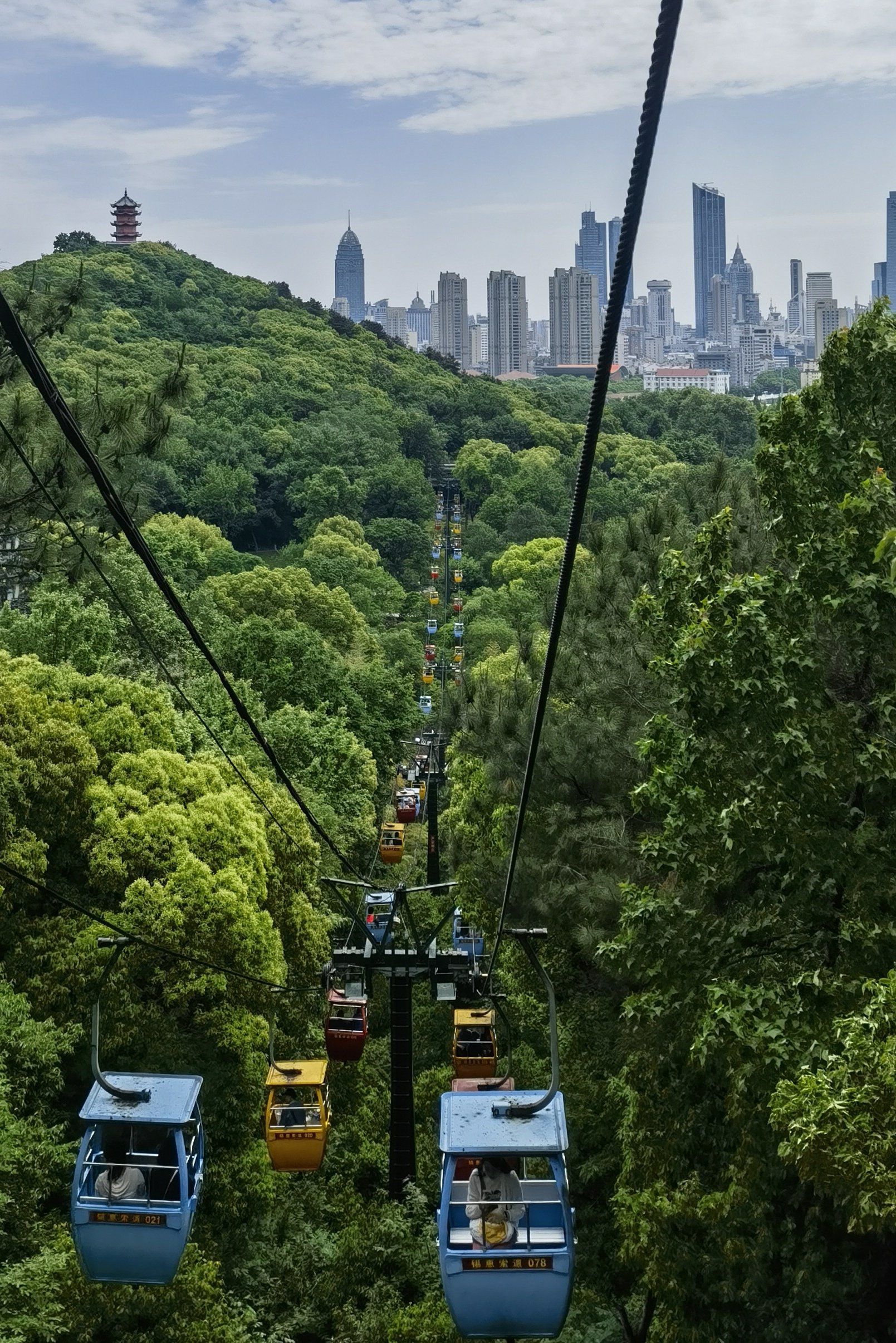 城景下的缆车掠影