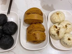 黑猪肉黑金包-李与白包子铺(桐梓林店)